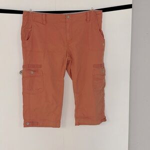 GUC Levi’s Capris in Coral